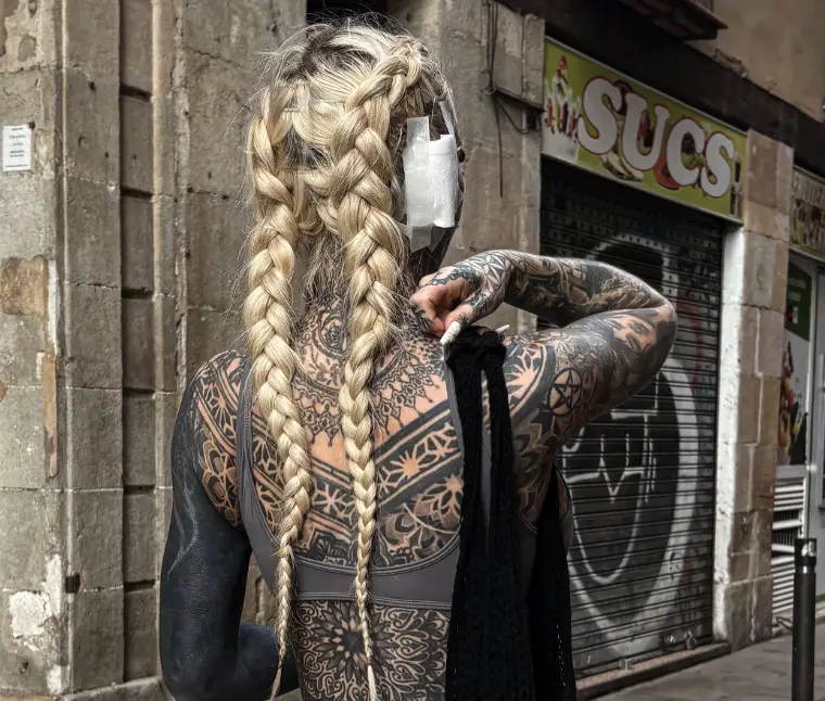 She wanted to explore Barcelona following the procedures. (amberluke.666/Instagram)