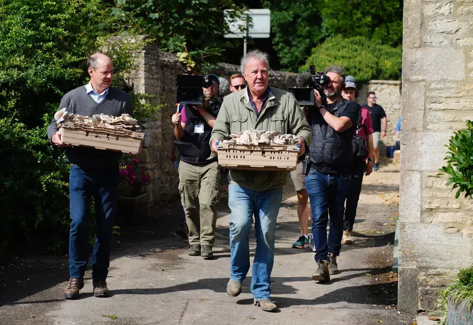 Jeremy with his farm agronomist Charlie Ireland bringing mushrooms to the pub (Ben Birchall/PA Wire)