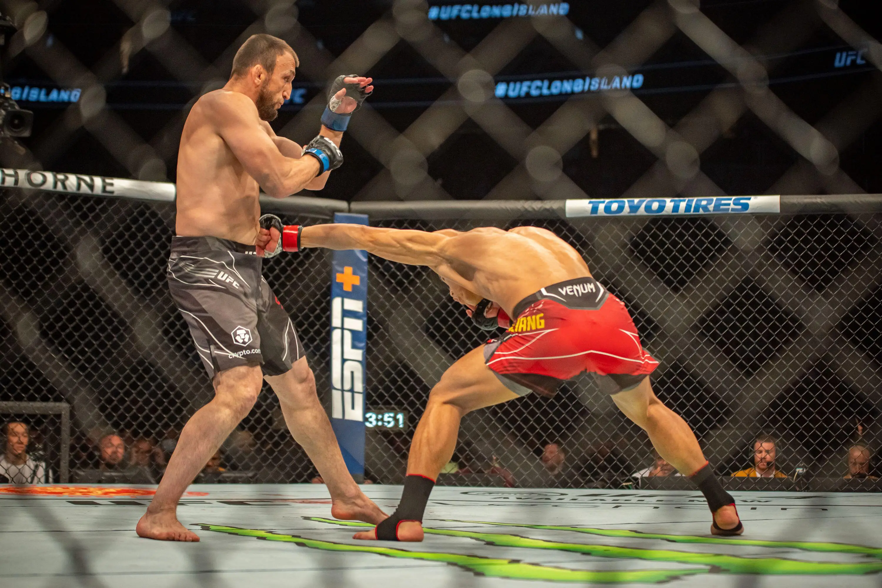 Li Jingliang beat Muslim Salikhov with a knockout.