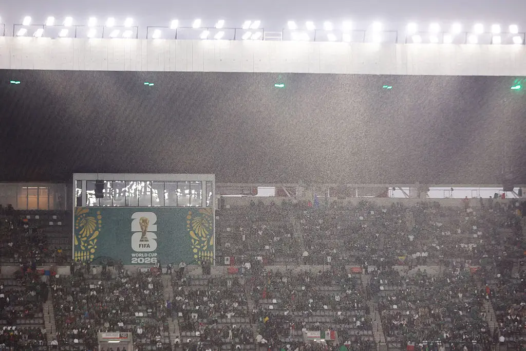 Mexico's last game at the Azteca was delayed due to rain (Rodrigo Oropeza / AFP via Getty Images)