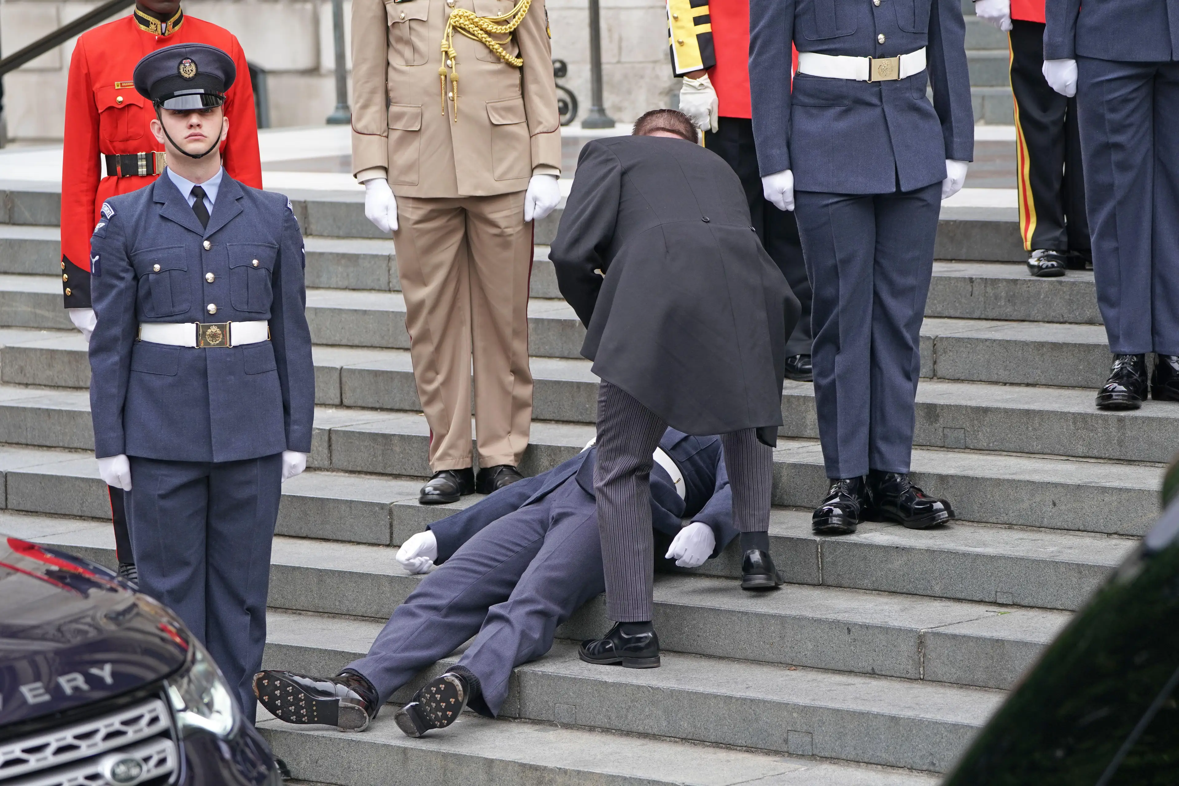 Soldiers are standing guard as temperatures surpass 20 degrees.