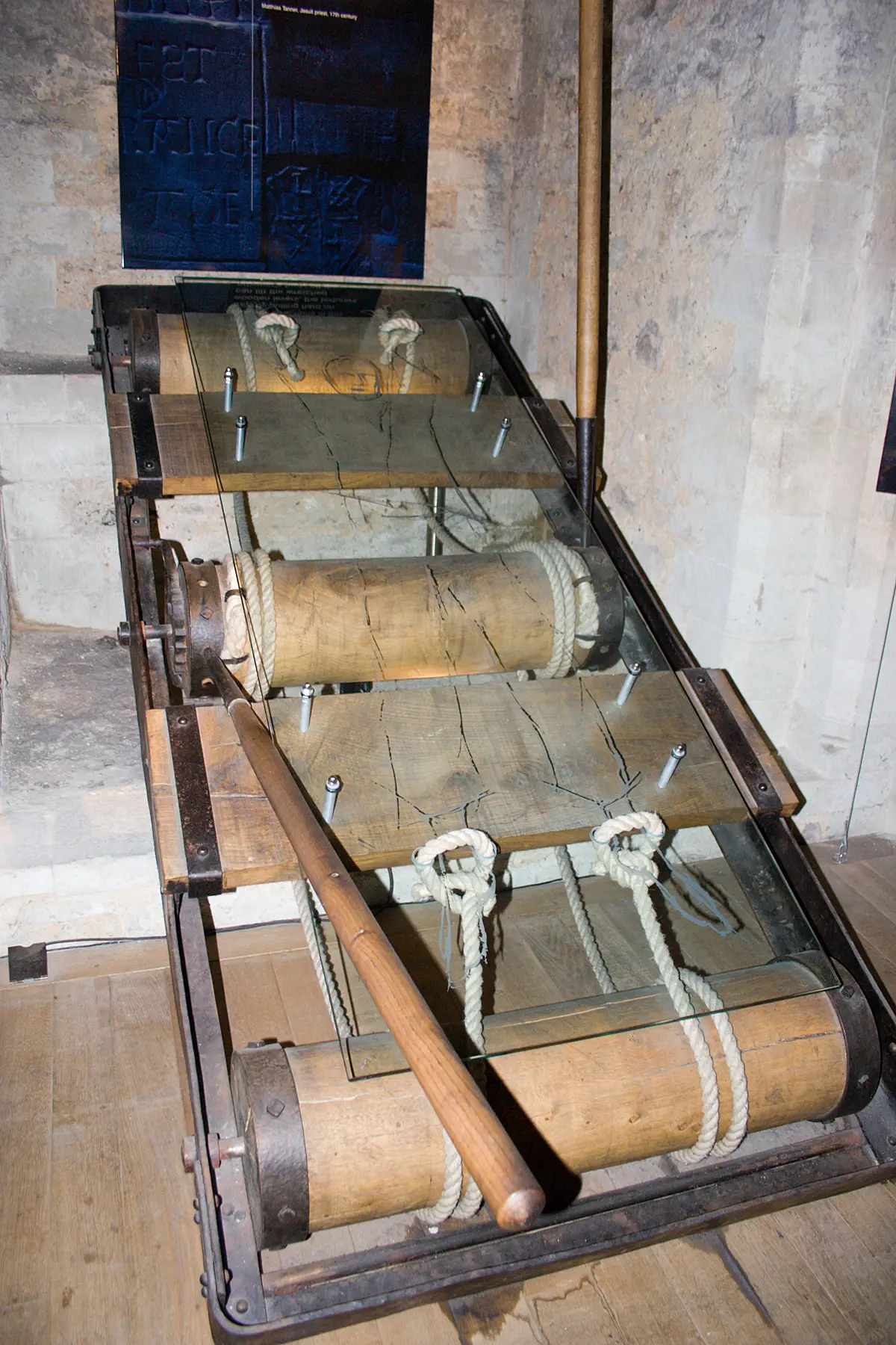 A torture rack in the Tower of London (By David Bjorgen - Own work, CC BY-SA 3.0, https://commons.wikimedia.org/w/index.php?curid=1069250) 