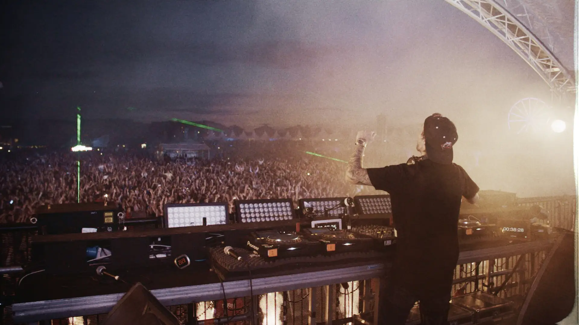 It features interviews with the artist's friends and family (Netflix)