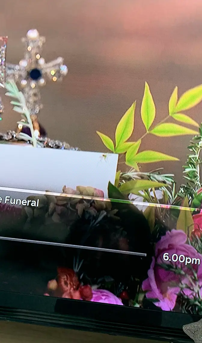 A spider was spotted on a card on the Queen's coffin.