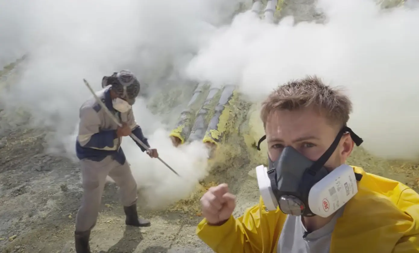 Dara Tah tried out the 'world's deadliest job' sulphur mining at Mount Ijen (YouTube/DaraTah)