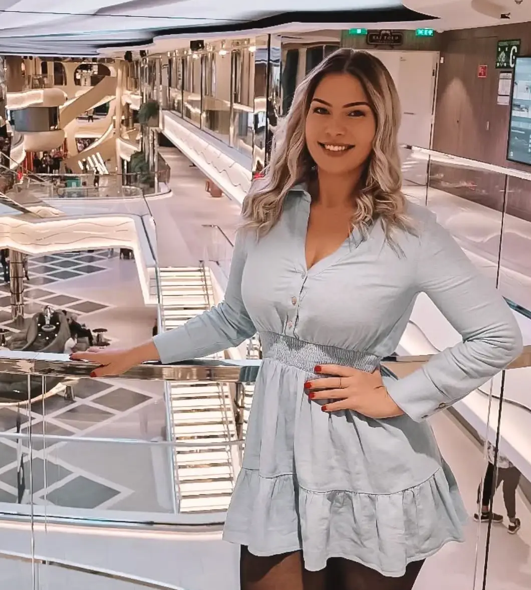 Lucy offers advice and tips on cruising via her YouTube channel (Instagram / @cruisingascrew)