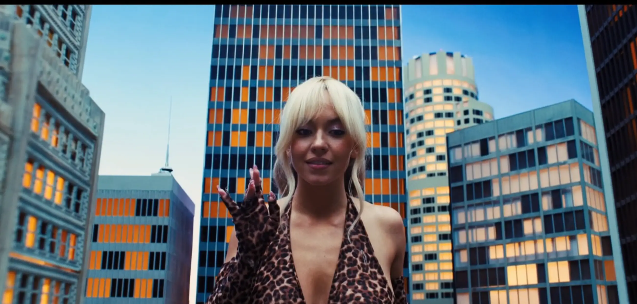 Cassie as a 'Giantess' (HBO)