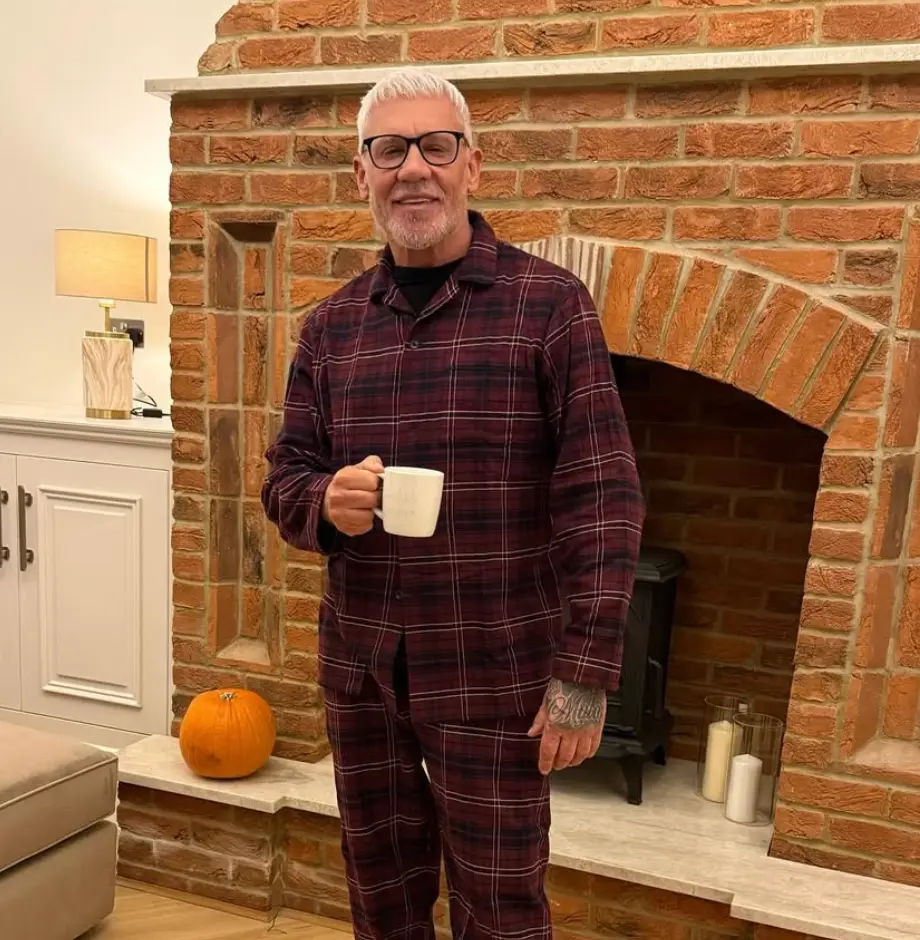 He says he is still unable to walk. (waynelineker/Instagram)