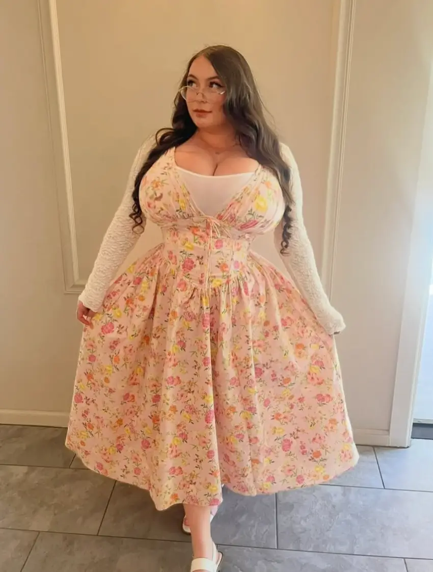 Summer says she wears a corset because when she's walking her back 'feels like it's broken' (Instagram/Scotchdolly97)