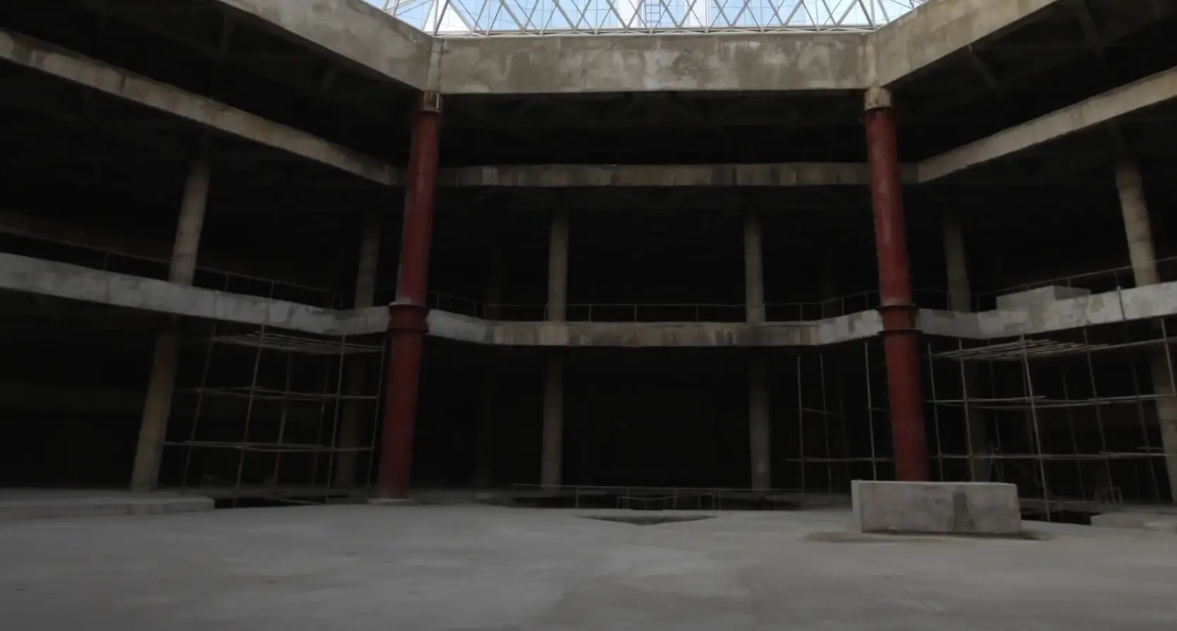 Inside the 'hotel of doom'. (@ZoeDiscovers/YouTube)
