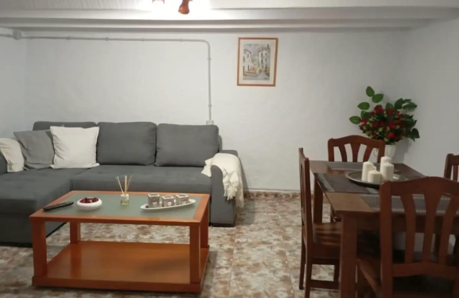 Jay reportedly slept on the sofa. (Booking.com)