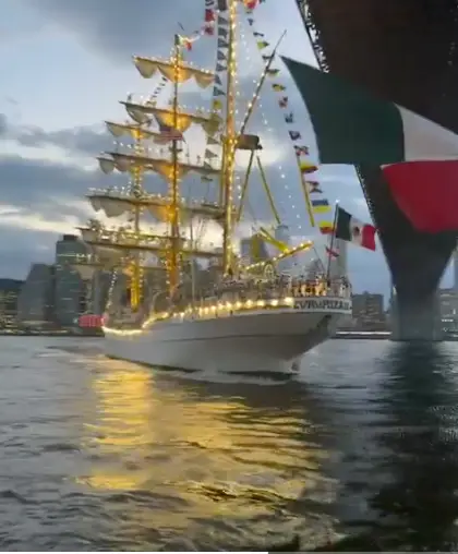 The boat crashed into the Brooklyn Bridge (X/@SammmSparks)