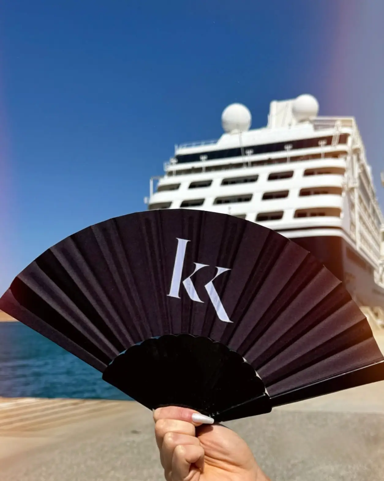 Single men are banned from the spicy cruise (kkcruises.retreats/Instagram)