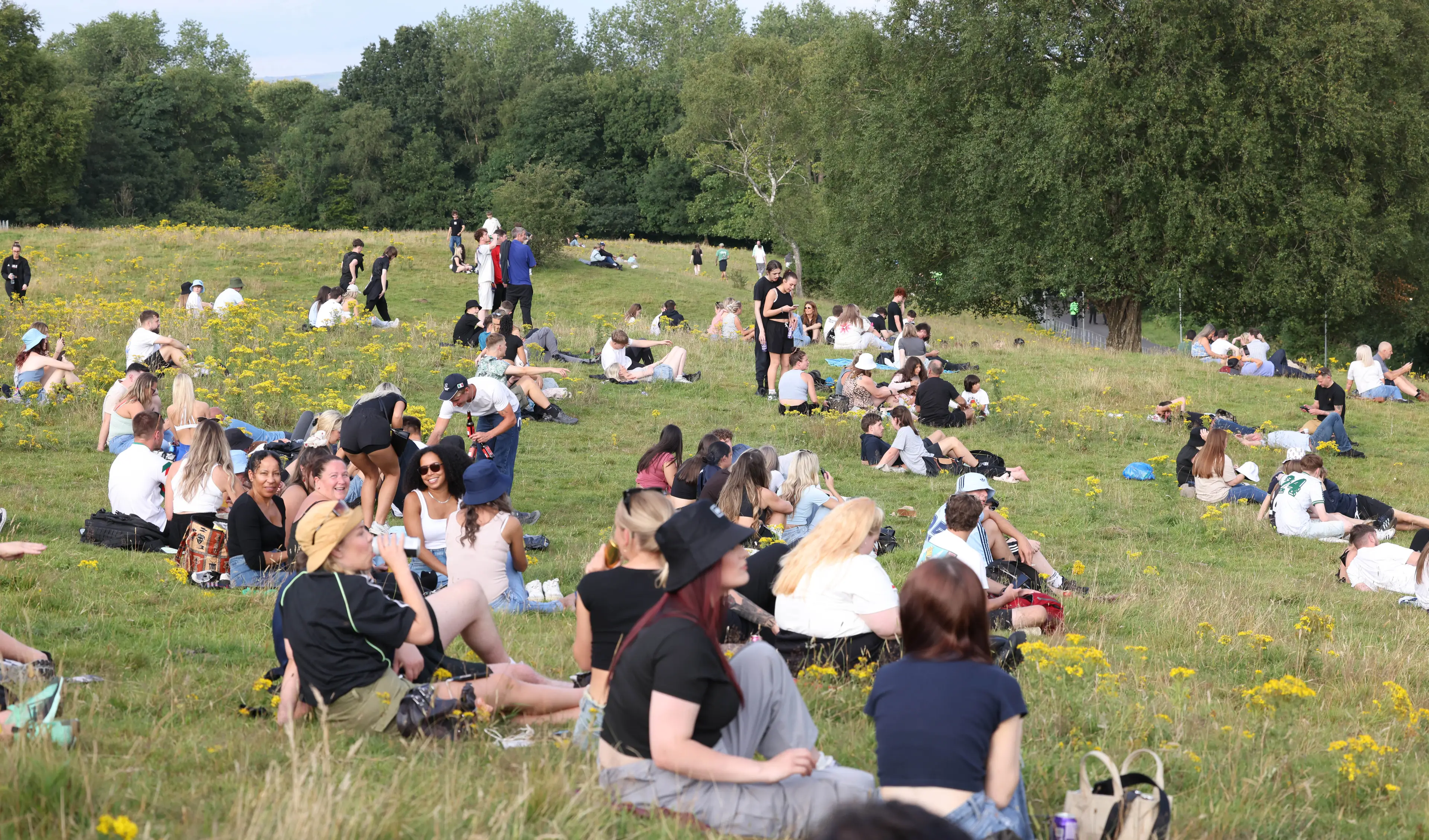 After failing to get tickets, these Oasis fans were determined to still experience the music (MEN)