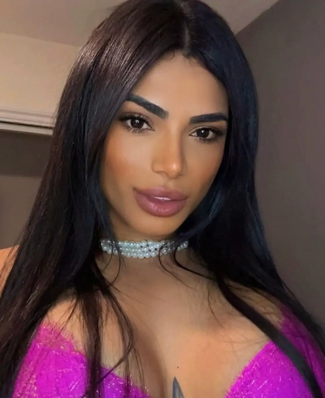 The Playboy model had a shocking first date with the mystery man at The Shard. (Instagram/euvanusafreitas)