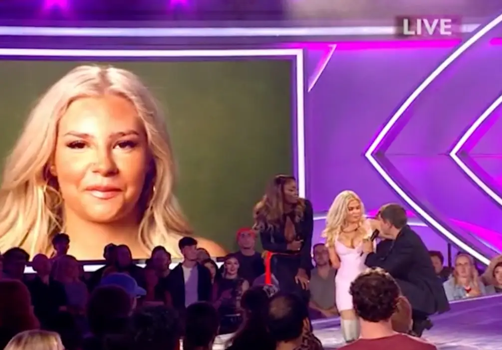 Will initially helped her with her shoe. (ITV2)