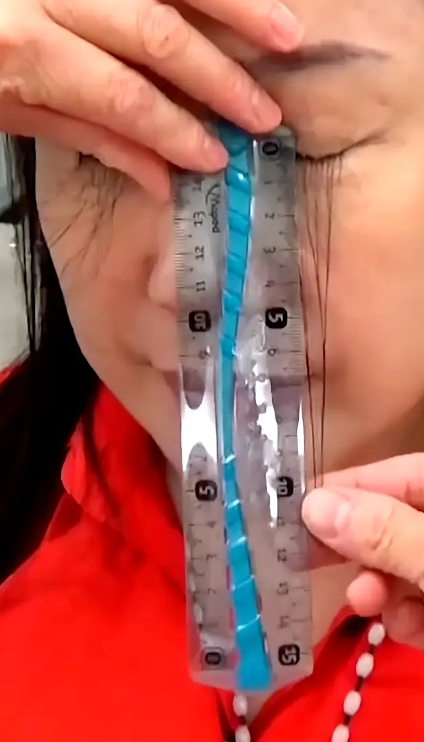 She has the longest eyelashes in the world (Guinness World Record)