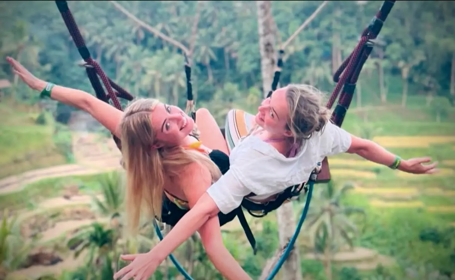 She had travelled to Laos with her longterm friend Simone White, who would die from the poisoning (YouTube/@‌60MinutesAU) 