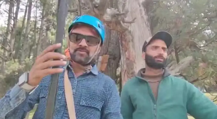 Bhatt's video shows the attack happening (X/@kathiyawadiii)