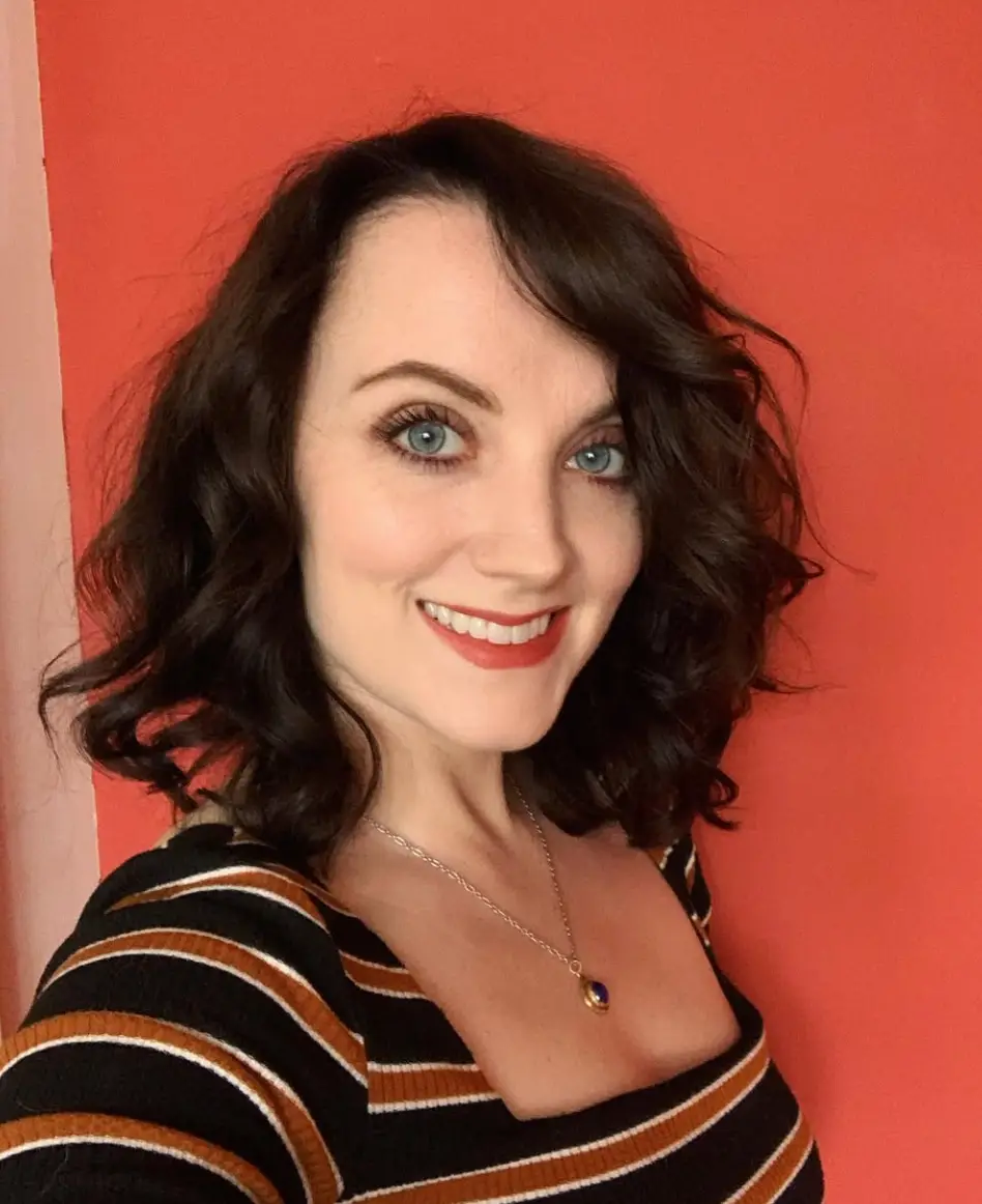 The actress dyed her hair black, among other things (Instagram/evannalynch)