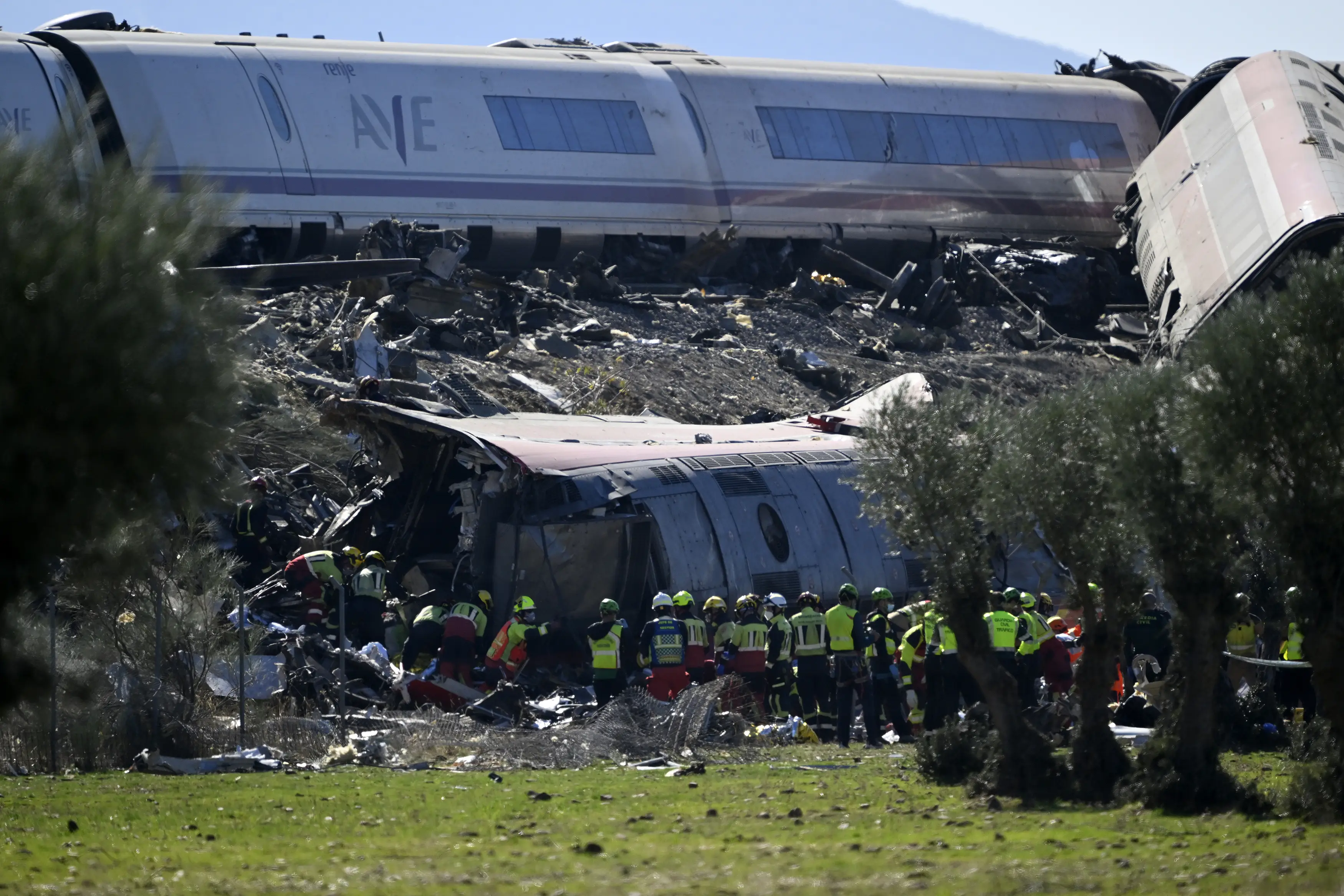 Services are searching for more survivors and bodies. (Burak Akbulut/Anadolu via Getty Images)