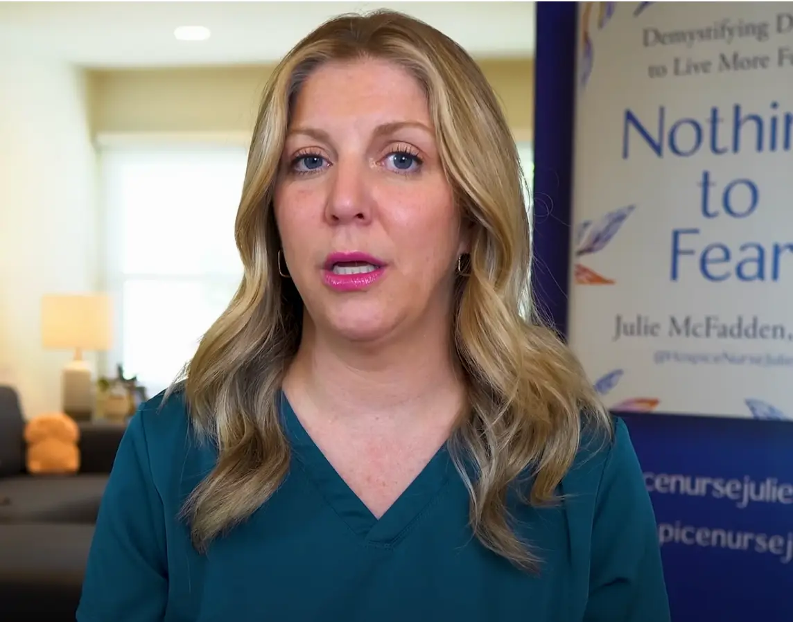 The hospice nurse described the signs she's seen. (Hospice Nurse Julie/Youtube)