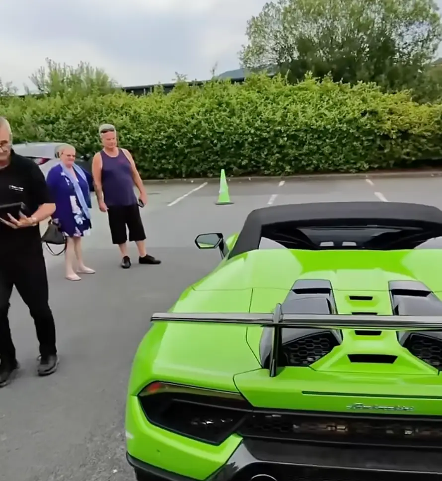 YouTuber Harley Perkins stopped by WeBuyAnyCar with a Lamborghini (Harley Perkins/YouTube)
