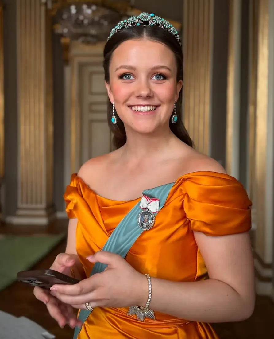 This might be the first official royal portrait to feature an iPhone (Instagram/@detdanskekongehus)