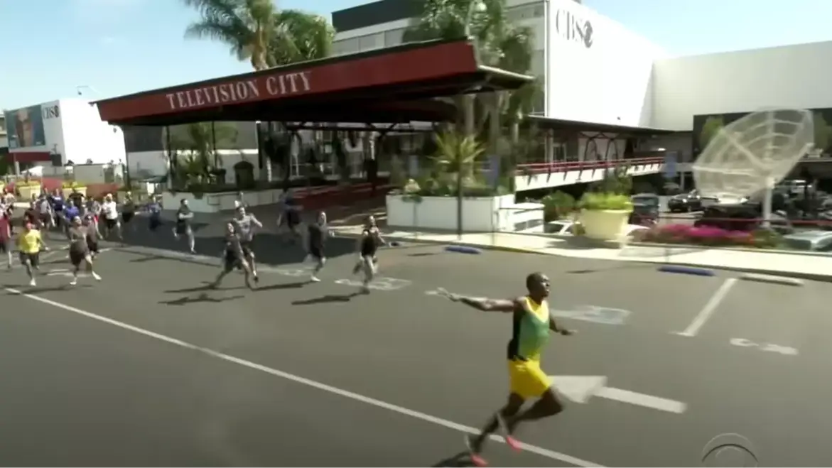 Mindblowing footage of Usain Bolt running against group of normal people shows just how fast he really is