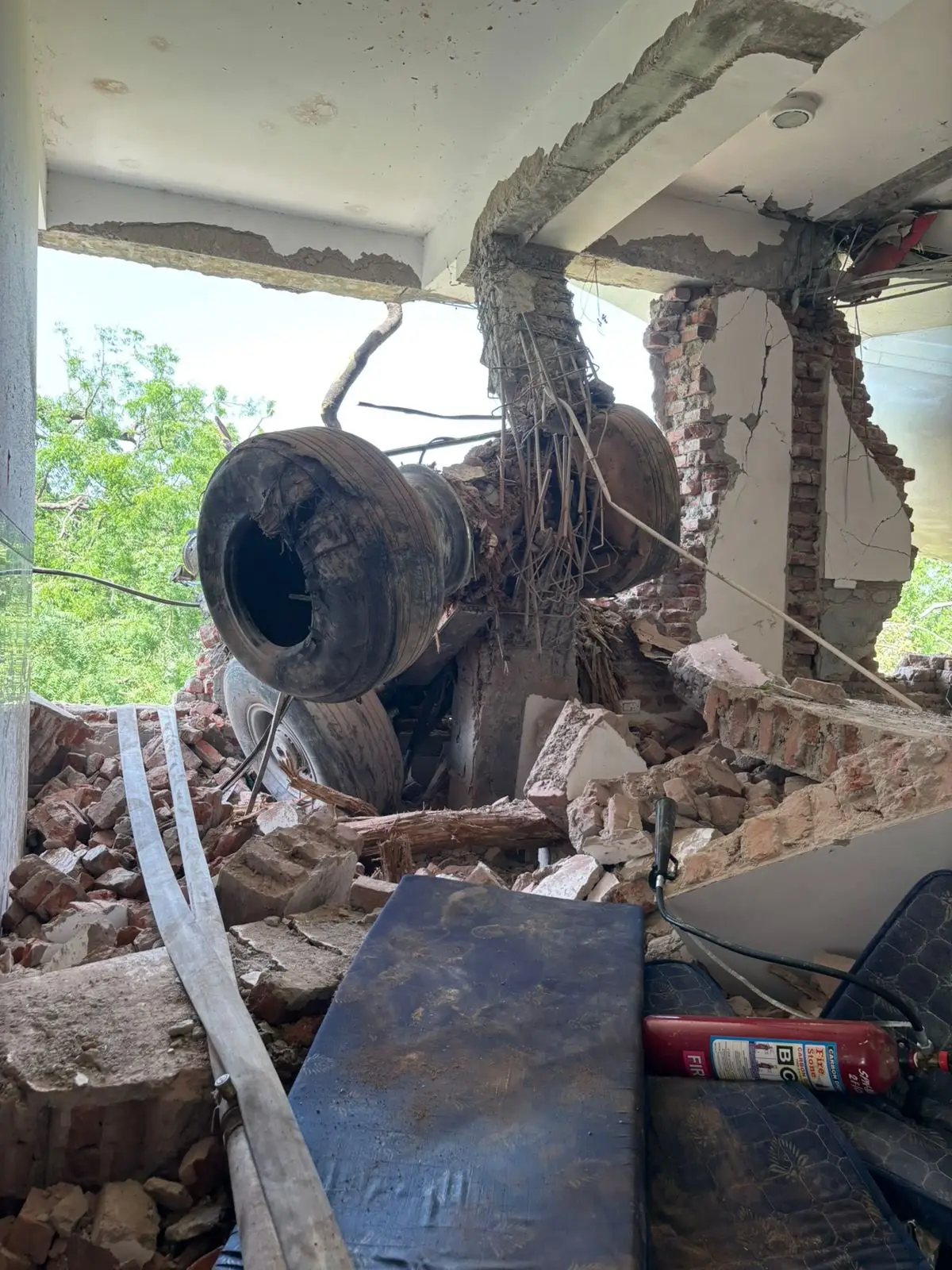 The plane crashed into the BJ Medical College hostel in Ahmedabad (X)