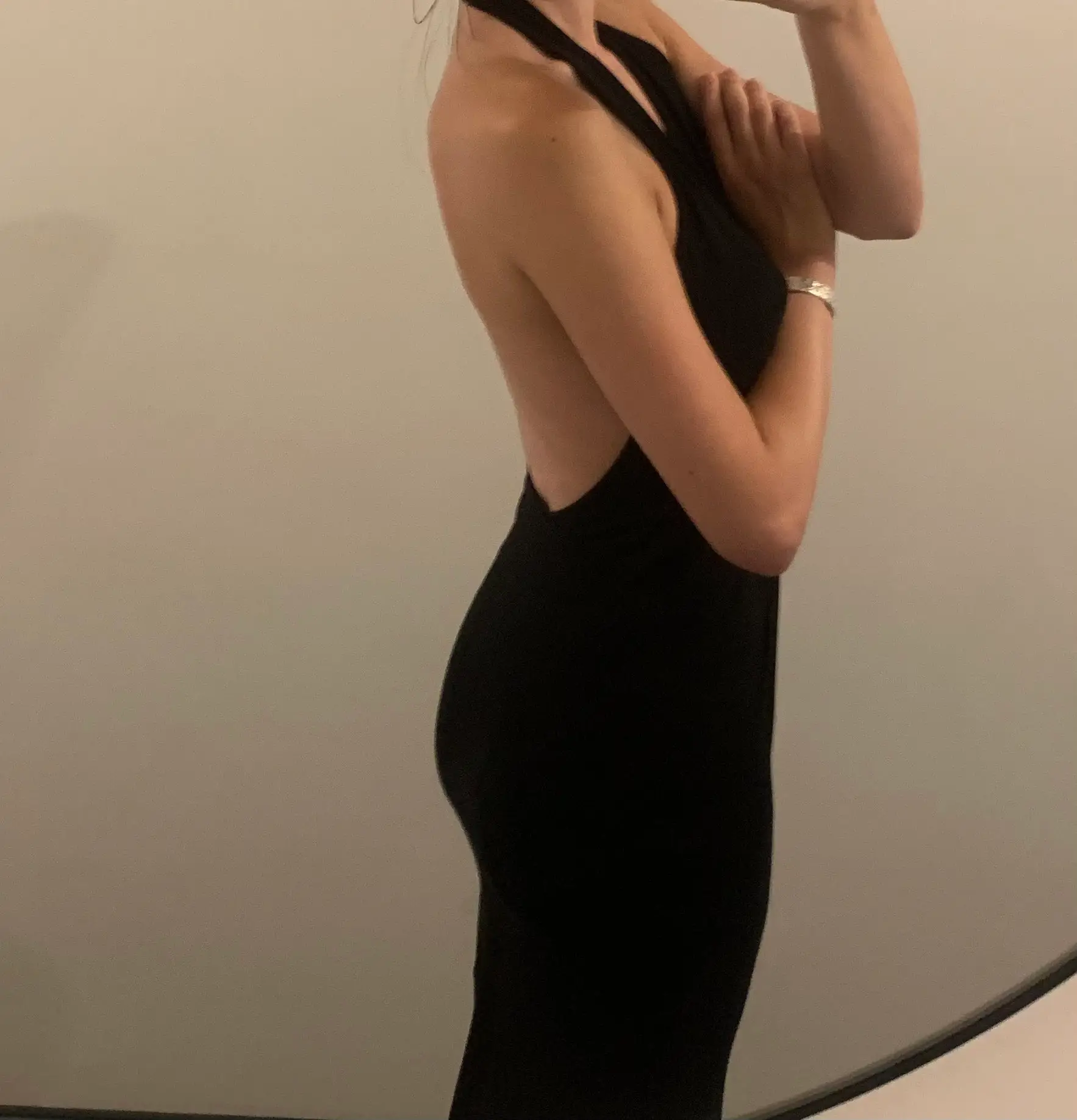The backless dress (X/@lily_lna)