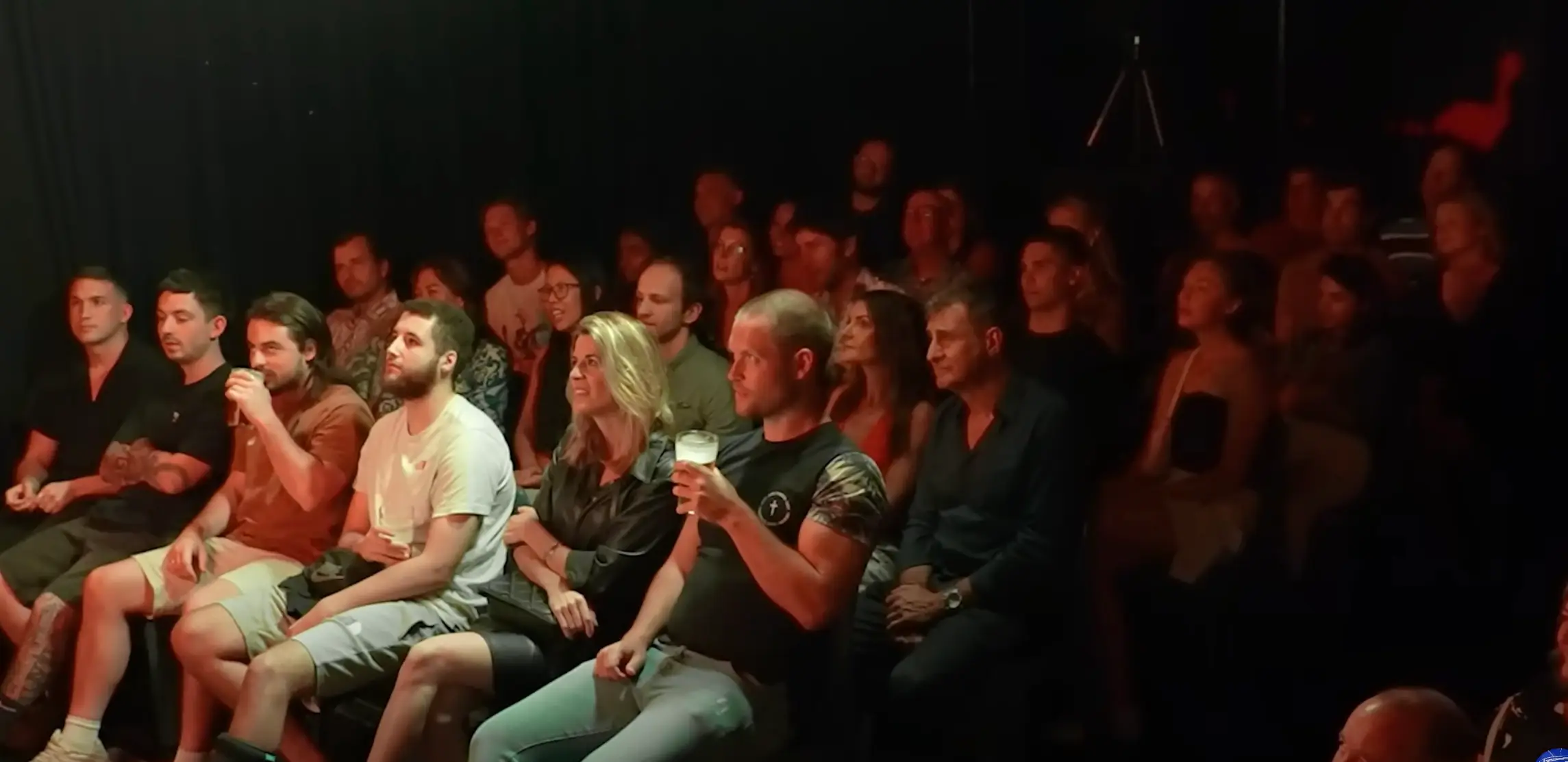 The straight-faced spectators didn't go unnoticed by the Aussie. (YouTube/Misfit Minds)