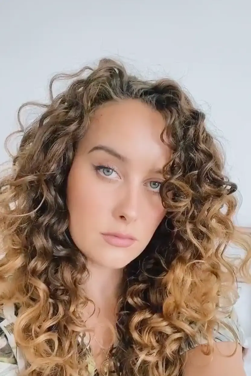 The actress said it was 'weird' to film the intimate scenes as a 17-year-old (Instagram/@apriljpearson)