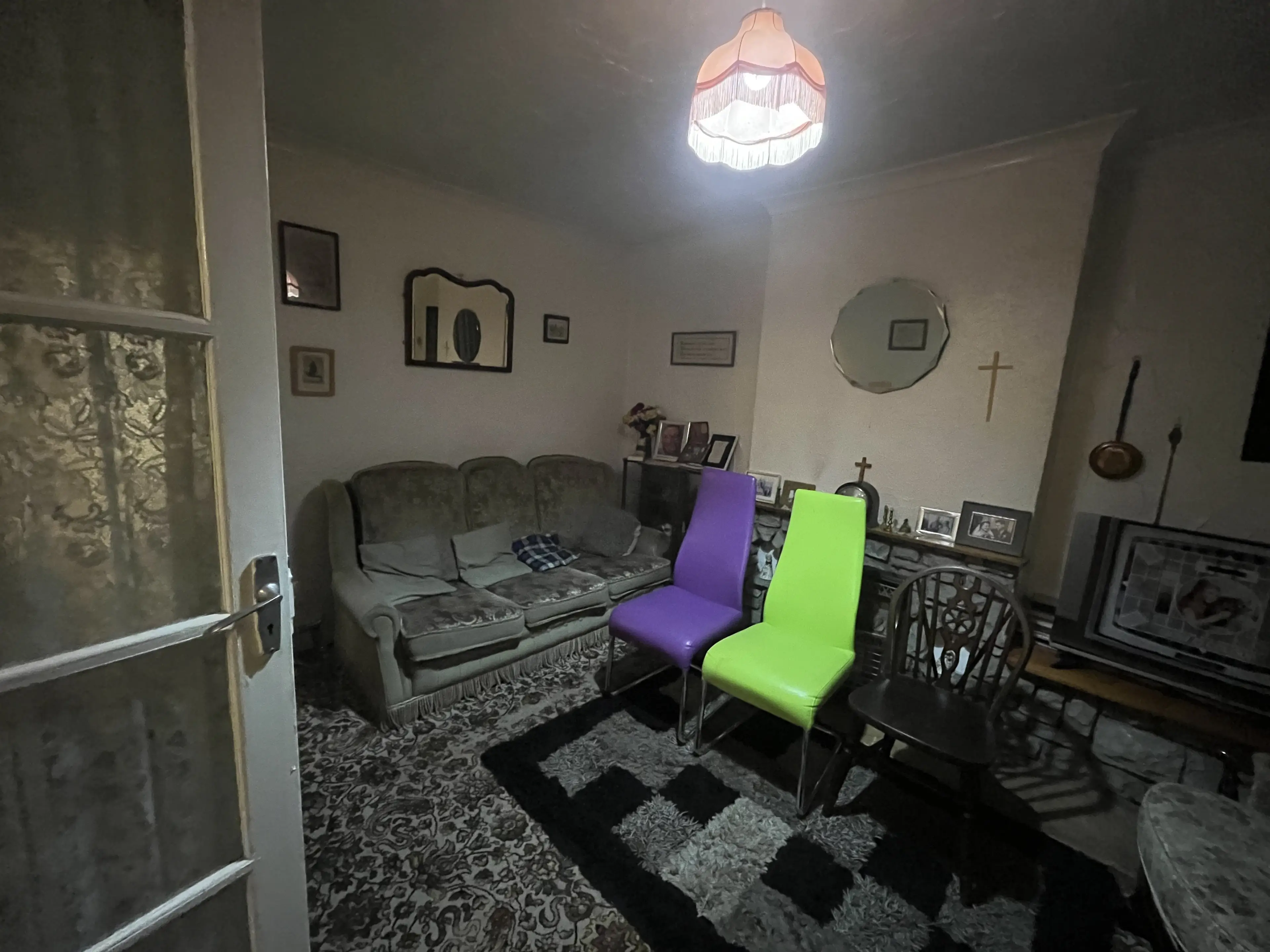 The house is furnished with 1970s decor (LADbible)