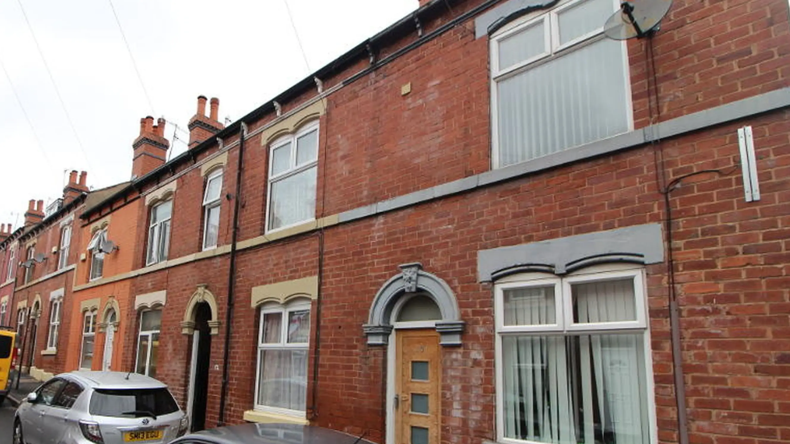 Estate Agents Pull £200,000 Listing Photos After People Spot Banner