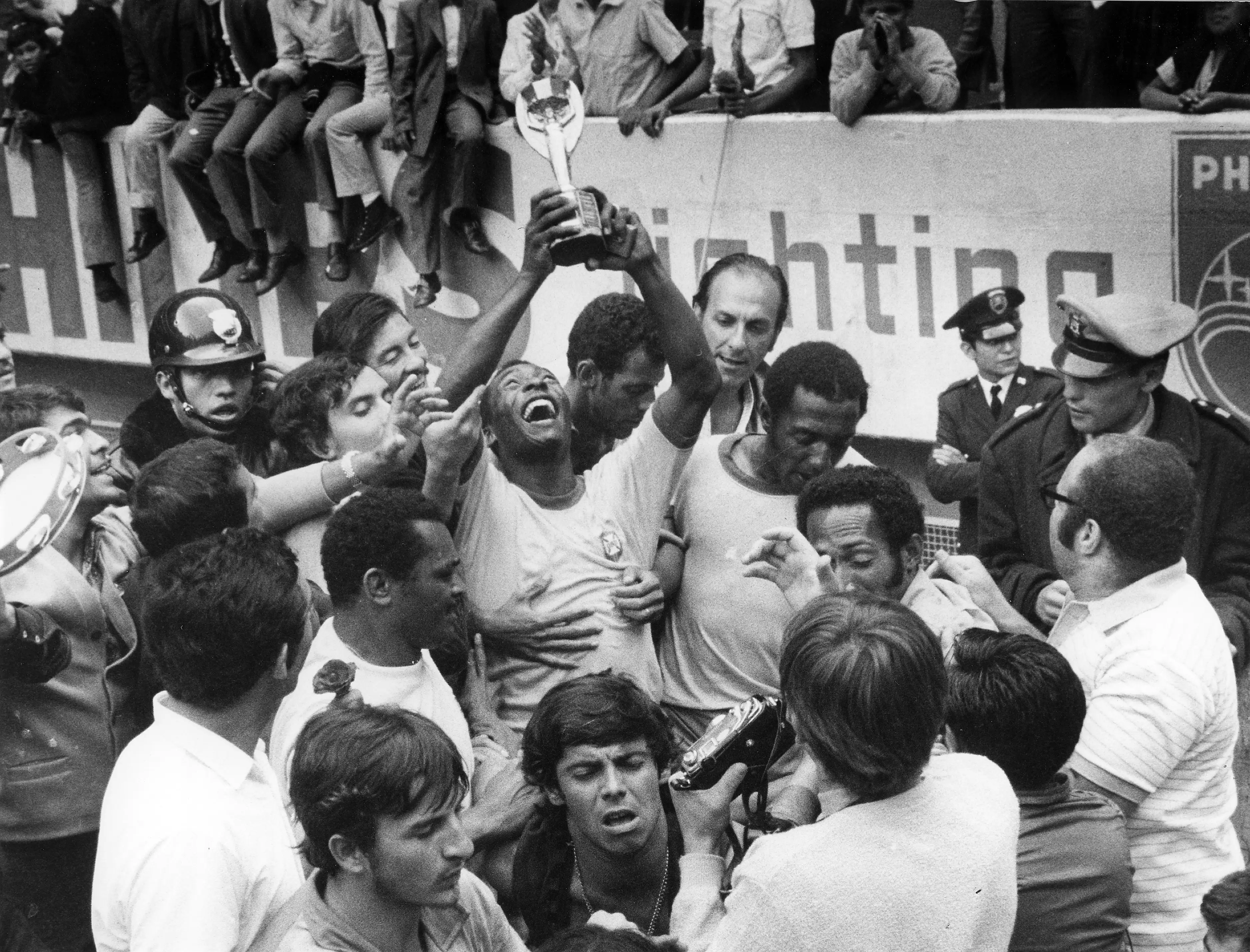 Pele lifts the Jules Rimet trophy. (Horstmüller/ullstein bild via Getty Images)