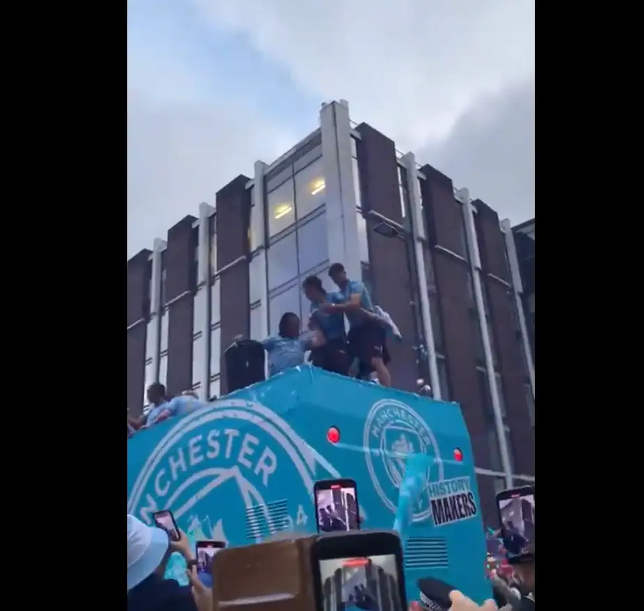 Man overboard! (X/@bluemoon_mcfc)