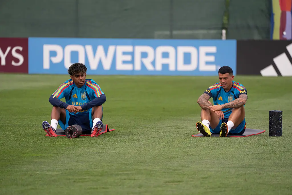 Spain trained outside despite the conditions (Lokman Vural Elibol/Anadolu via Getty Images)