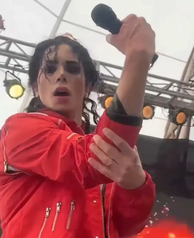 Leo emulates Michael on stage (leoblanco1/Instagram)