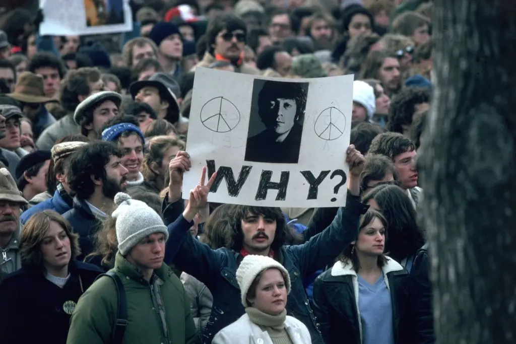 Fans mourning Lennon's death in 1980 (Hulton Archive/Getty Images)