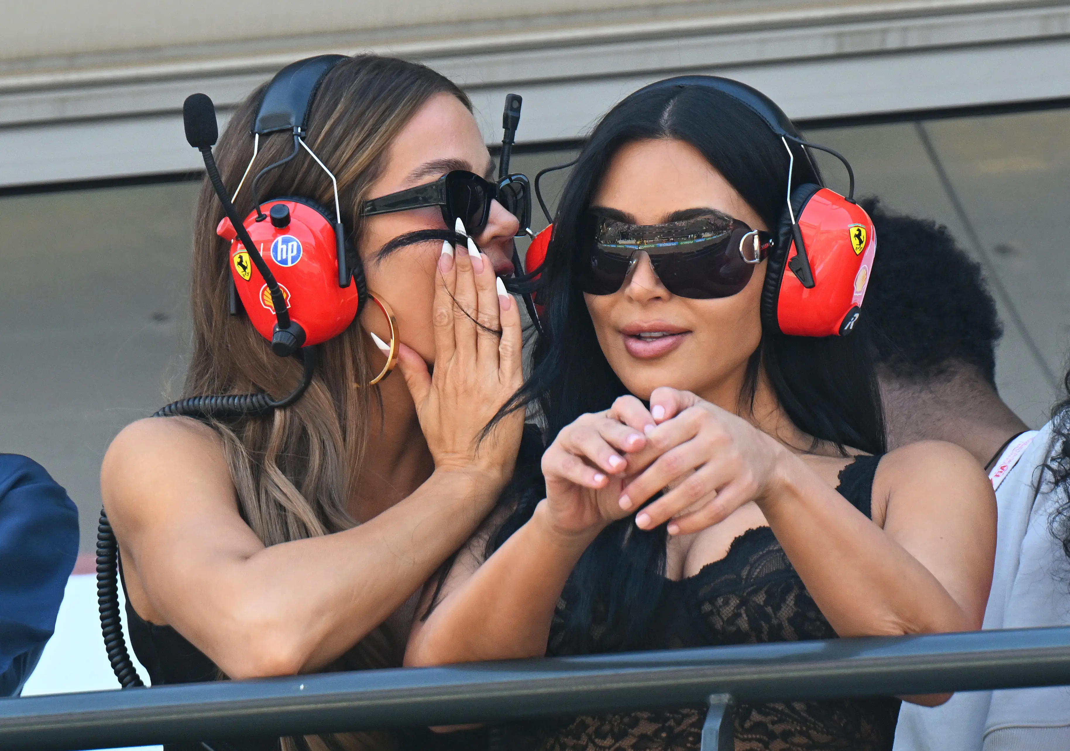 Kim Kardashian with sister Khloe (Mark Sutton - Formula 1/Formula 1 via Getty Images)