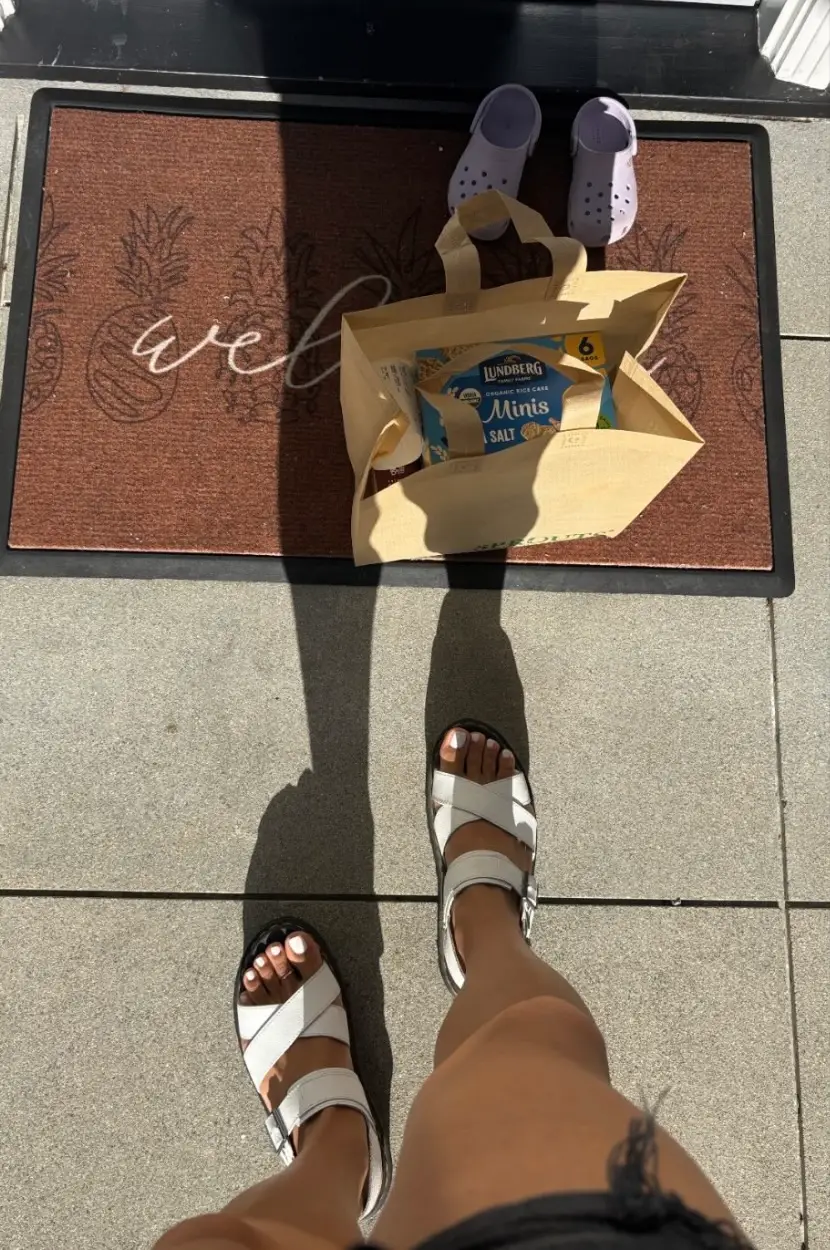 The delivery driver claims she's been raking in huge tips from customers thanks to her 'Uber Feets' hack (Threads/@jadephoenix_)