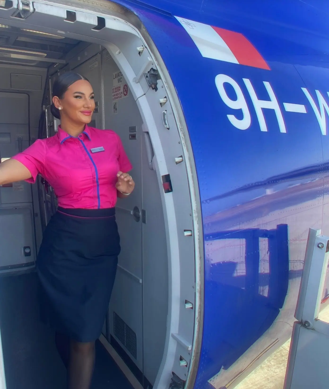 Ioana Iachim revealed why flight attendants are so personable with passengers during boarding (TikTok/@ioanaiachim)