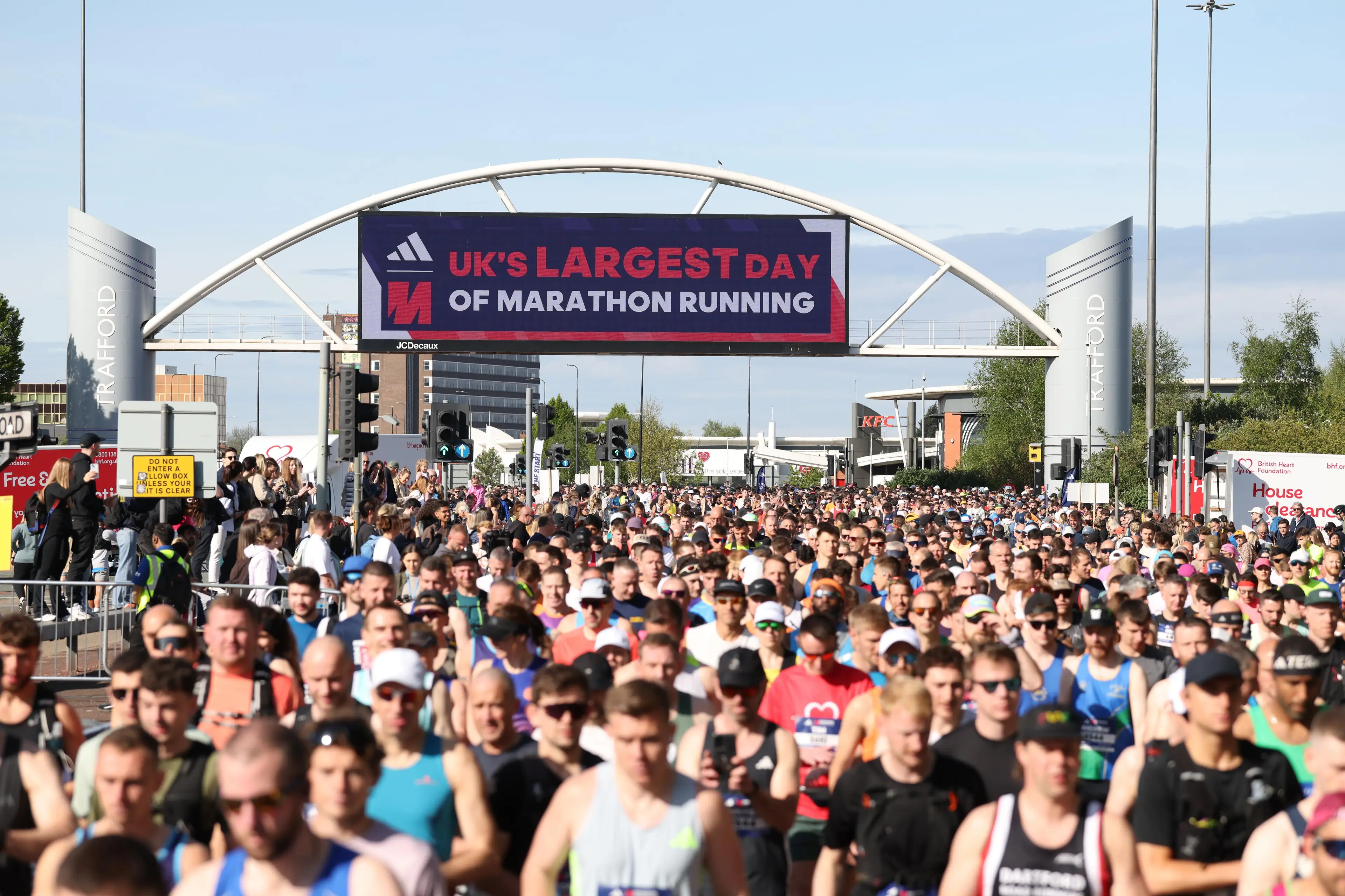 90,000 people ran between Manchester and London on an absolute scorcher. (Supplied) 