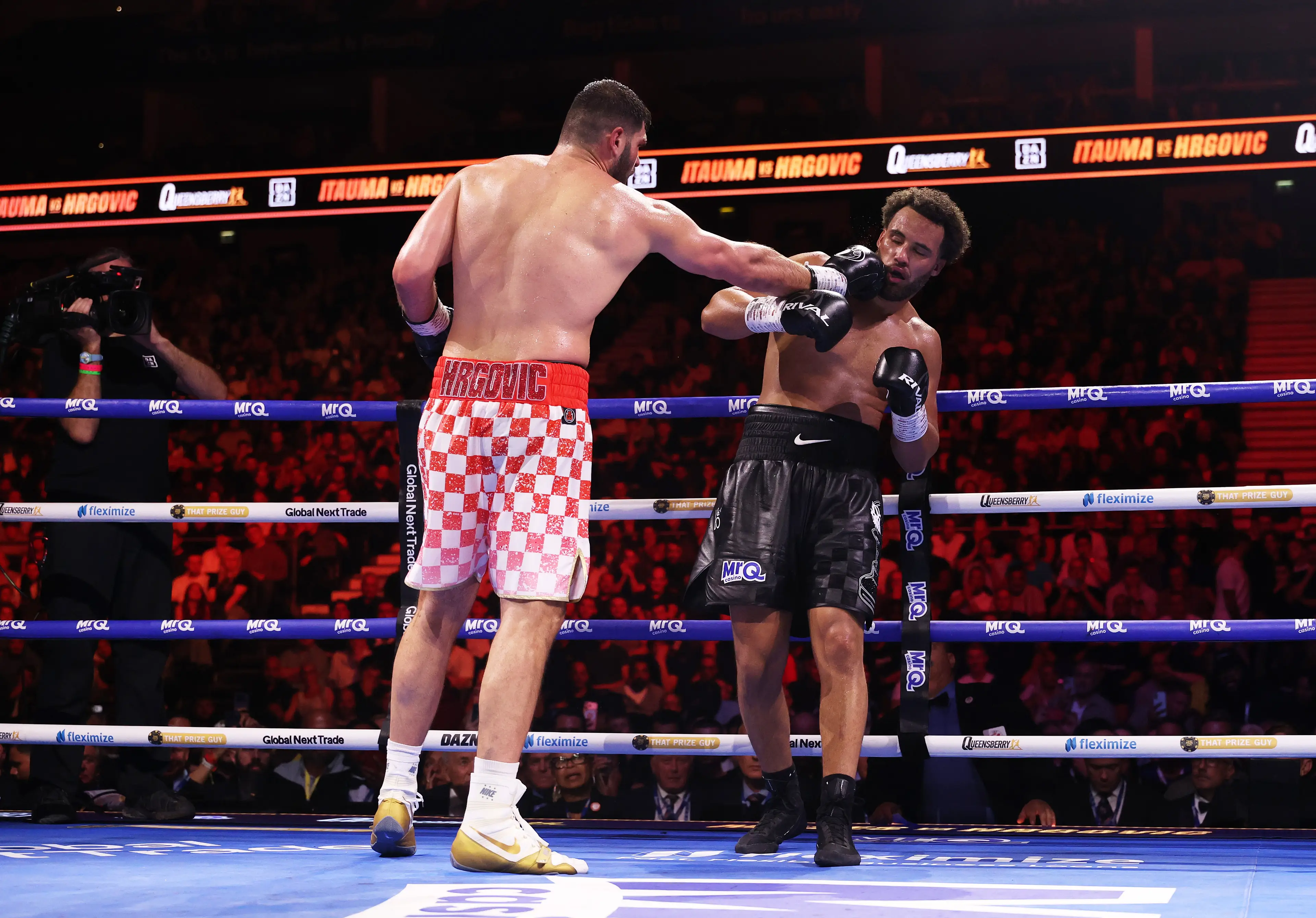 Itauma's team threw the towel in. (Richard Pelham/Getty Images)