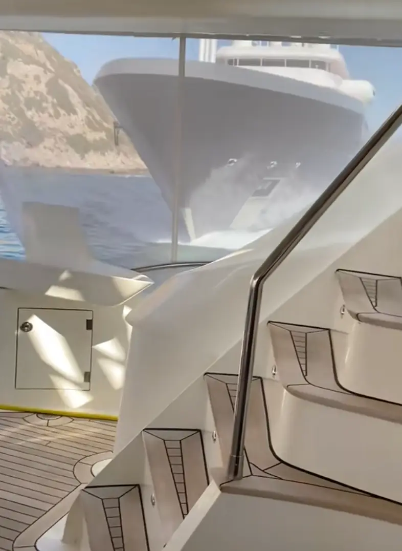 The superyacht can be seen coming straight at it. (TikTok/@muratgunesresmi)