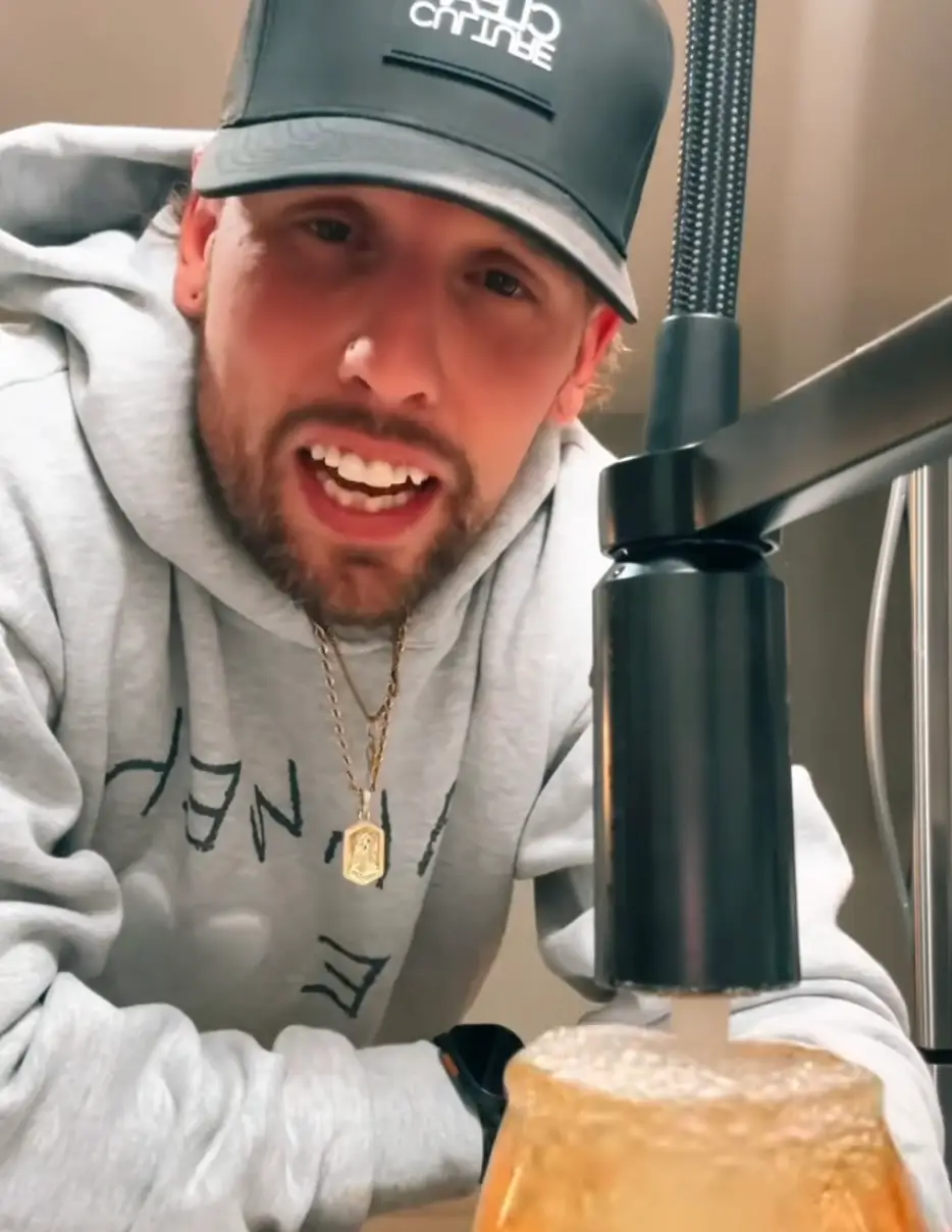 Corey often shares clips offering advice to those struggling with a dependency on alcohol (YouTube/@icoreywarren)