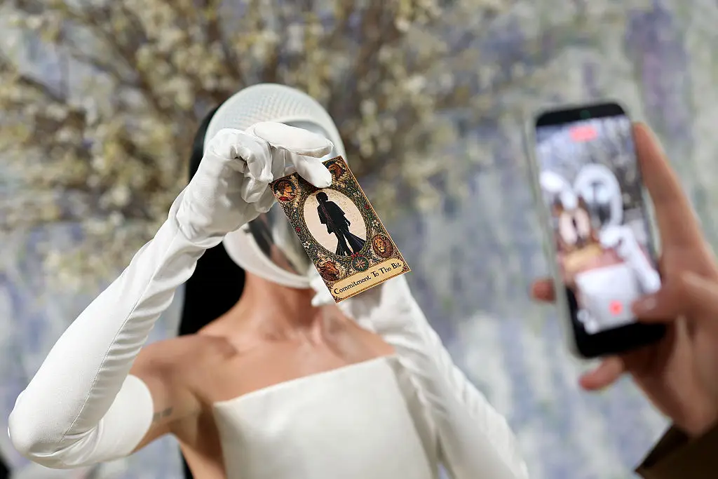 Perry revealed her face with a magic trick (Matt Winkelmeyer/MG26/Getty Images for The Met Museum/Vogue)
