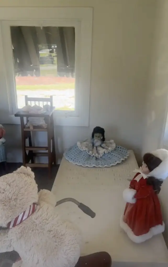 Inside the doll house, where Nadine's tomb lies (TikTok/@adventuresintohx)
