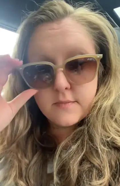 She didn't fancy doing 'manual labour' on her holiday. (X/@luinalaska)